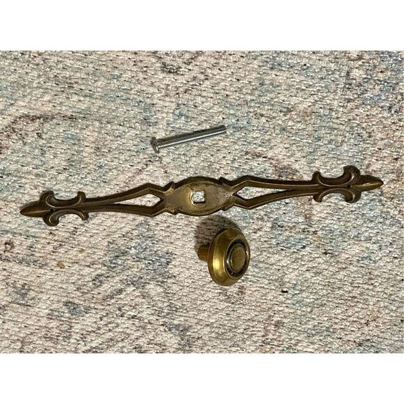 Vintage Drawer Pull Handle Brass Gothic fleur de lis - Picture 3 of 7
